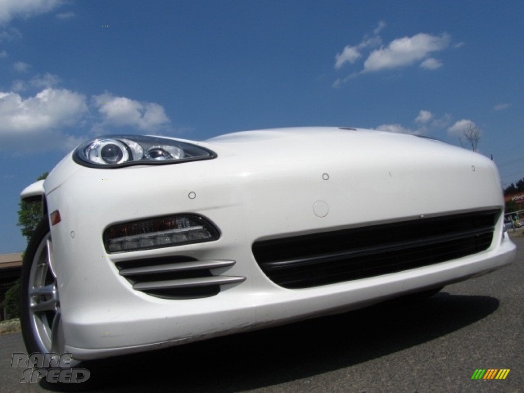 Carrara White / Luxor Beige Porsche Panamera 4