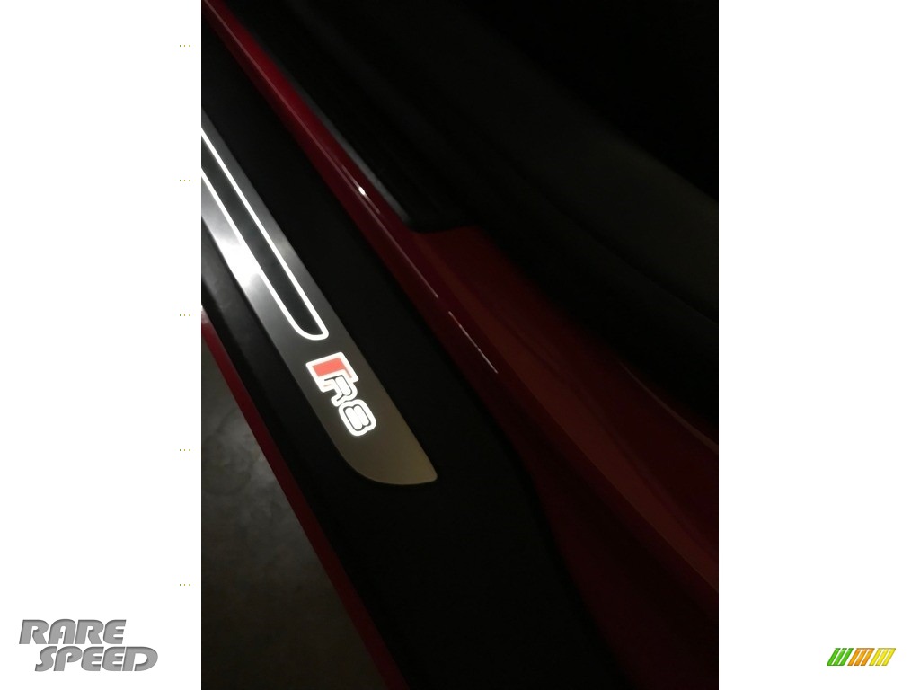 2015 R8 V8 - Brilliant Red / Black photo #8