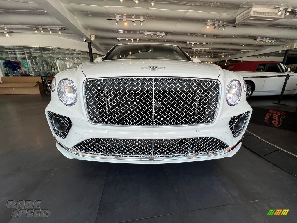 Ghost White Pearlescent by Mulliner / Linen Bentley Bentayga V8