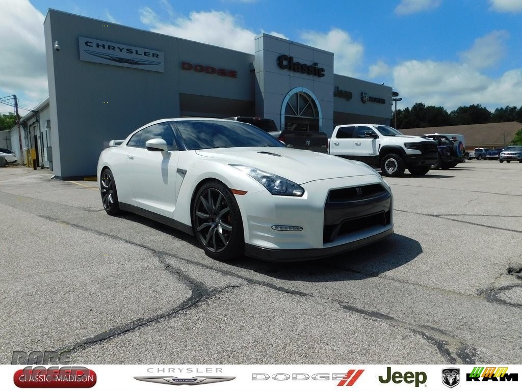 Pearl White / Black Leather/Synthetic Suede Nissan GT-R Premium