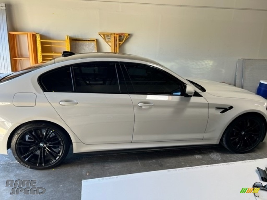 2019 M5 Sedan - Alpine White / Black photo #2